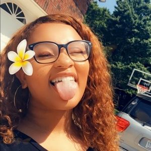 Meet your Posher, Alexis